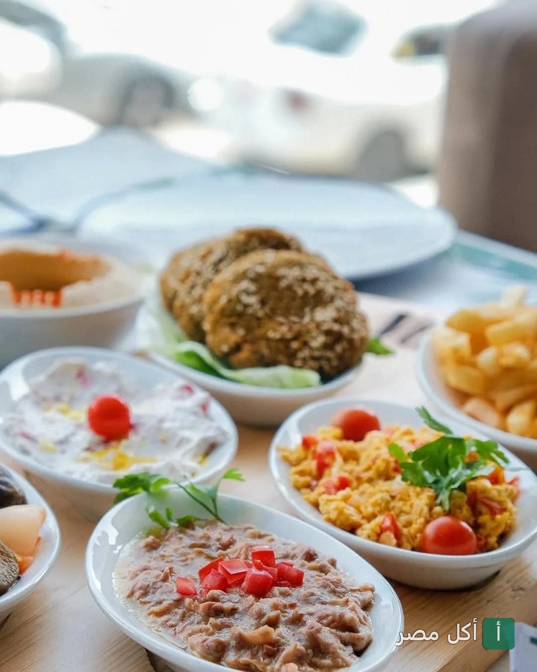 تشكيلة متنوعة من أطباق الفطور المصري التقليدي في مطعم داليدا بالزمالك.