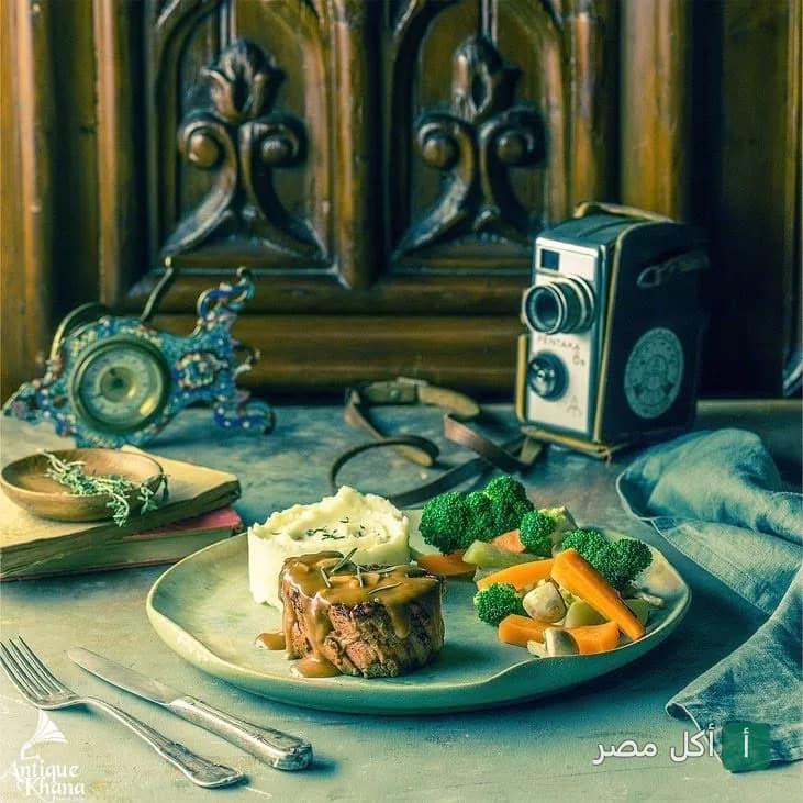 طبق ستيك مع بطاطس مهروسة وخضار سوتيه في مطعم أنتيك خانة بالزمالك.