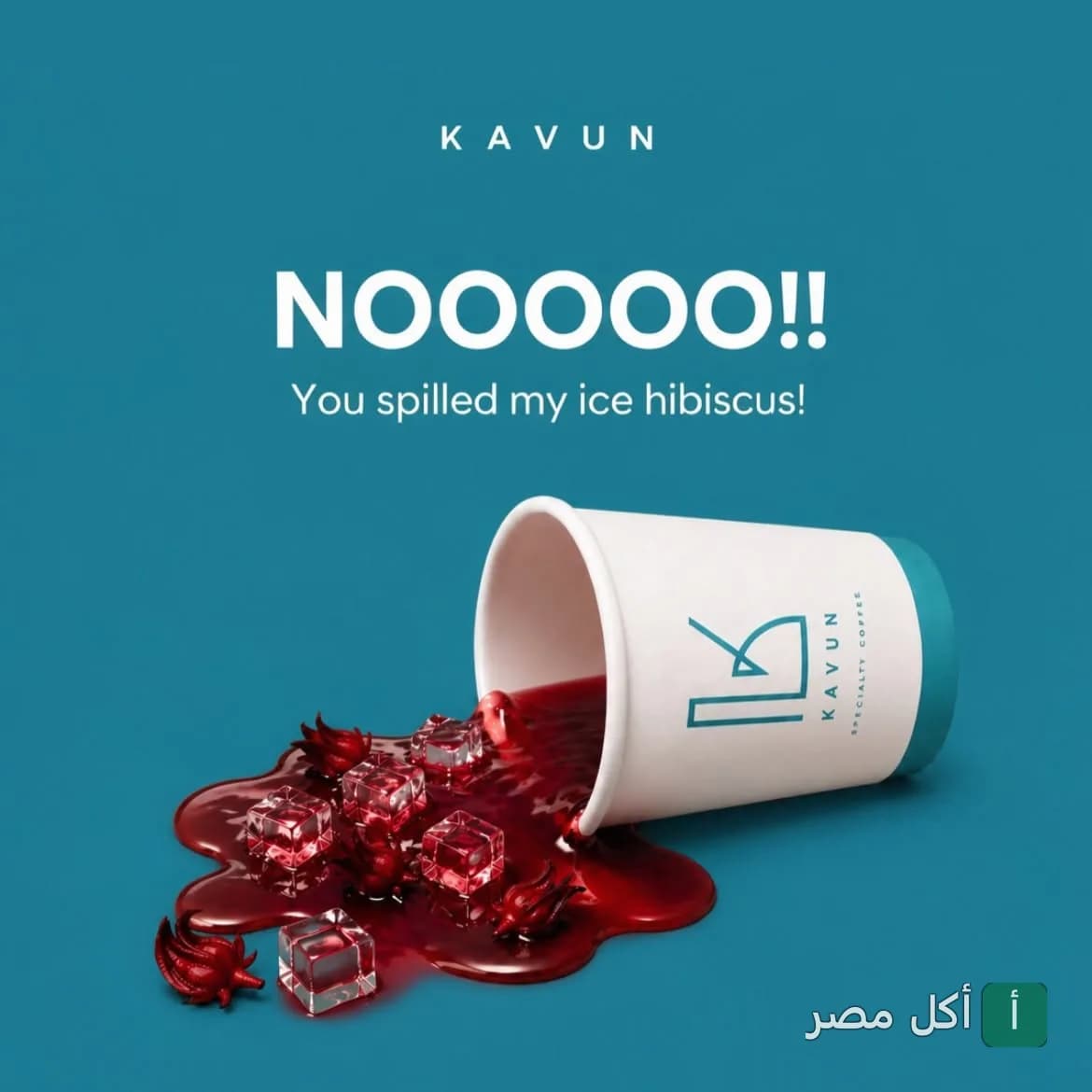 كوب كافون مسكوب عليه كركديه مثلج مع مكعبات ثلج على خلفية زرقاء