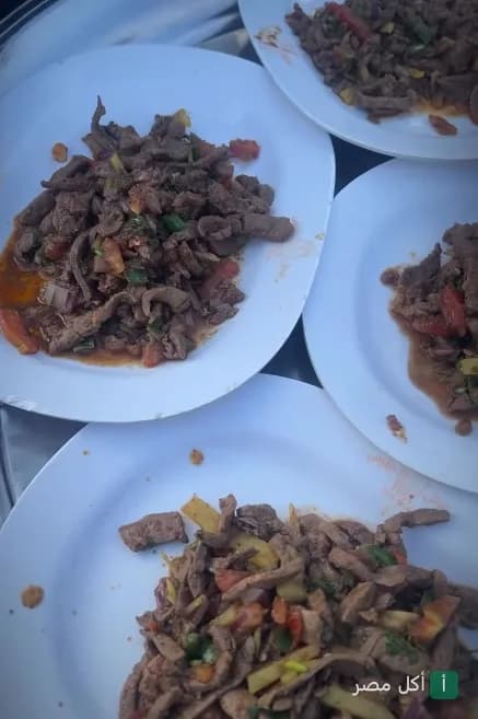 أطباق كبدة يمنية مطبوخة مع الخضار في مطعم عرش بلقيس بالزمالك.