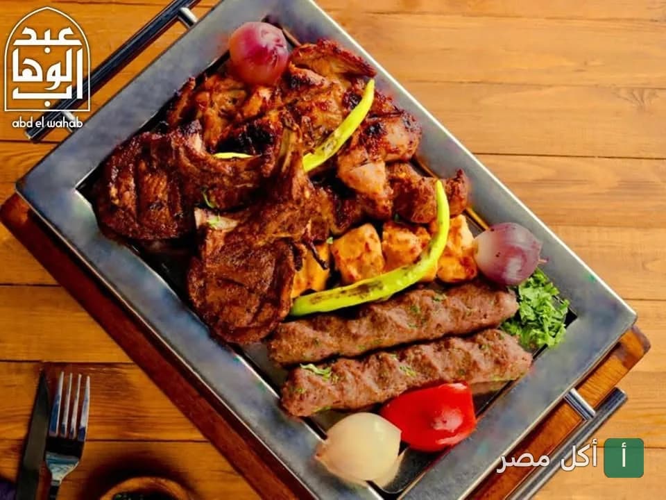 طبق مشويات مشكل يضم كباب وكفتة وريش مع خضروات مشوية في مطعم نايل مكسيم بالزمالك.