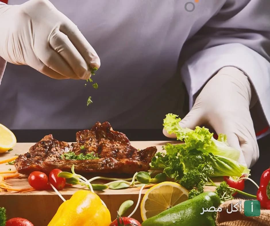 شيف يضع اللمسات الأخيرة على طبق مشويات في مطعم أورانچيت بالزمالك.
