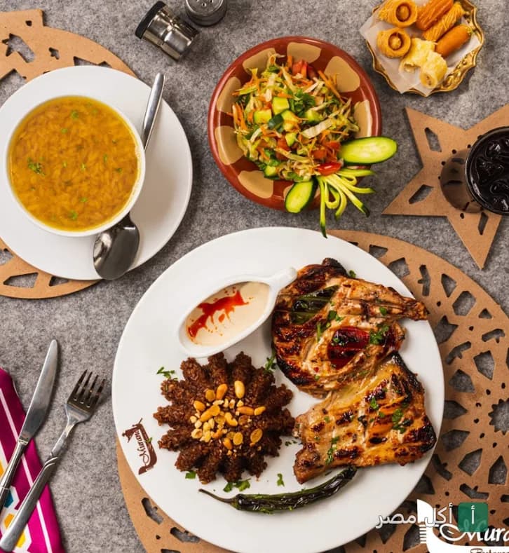 طبق مشويات متنوع مع أرز بالخلطة وسلطة خضراء وشوربة في مطعم مورانو بالزمالك.