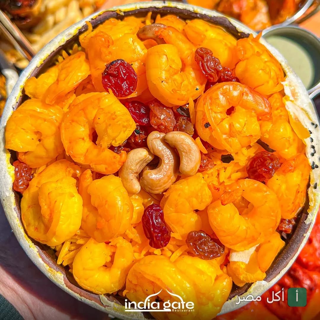 طبق أرز بالجمبري والمكسرات والزبيب من مطعم إنديا جيت في الزمالك.