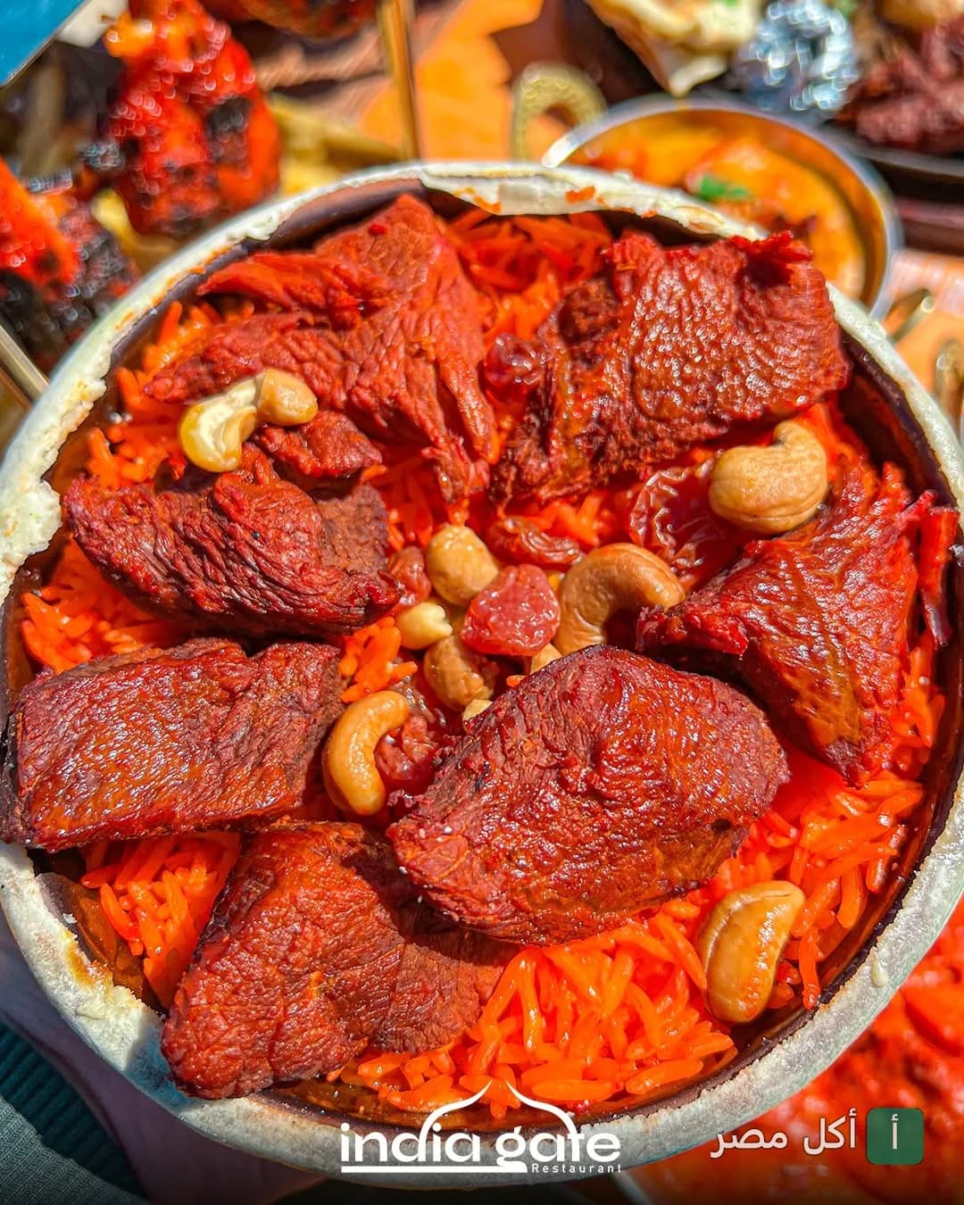 طبق أرز برياني هندي مع قطع اللحم والمكسرات في مطعم إنديا جيت بالزمالك.