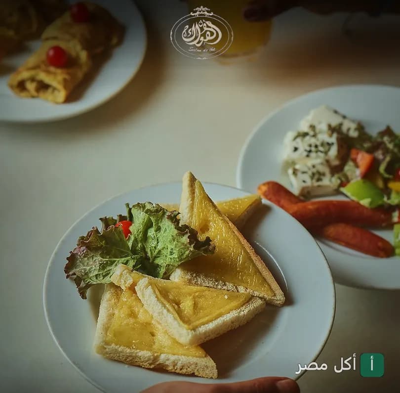 طبق توست بالجبنة مع سلطة خضراء في مطعم اهواك بالزمالك.
