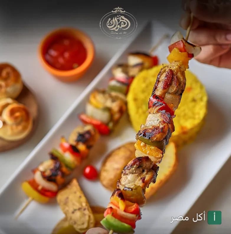 سيخ شيش طاووق مشوي مع الخضار يقدم مع الأرز في مطعم اهواك بالزمالك.