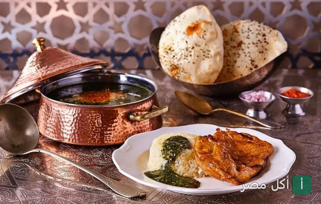 طبق ملوخية مصري تقليدي مع أرز ودجاج في مطعم اهواك صالون دو تى بالزمالك.