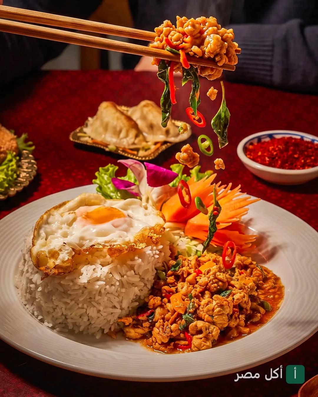 طبق أرز مقلي مع دجاج مفروم وبيض مقلي في مطعم ساباي ساباي بالزمالك.