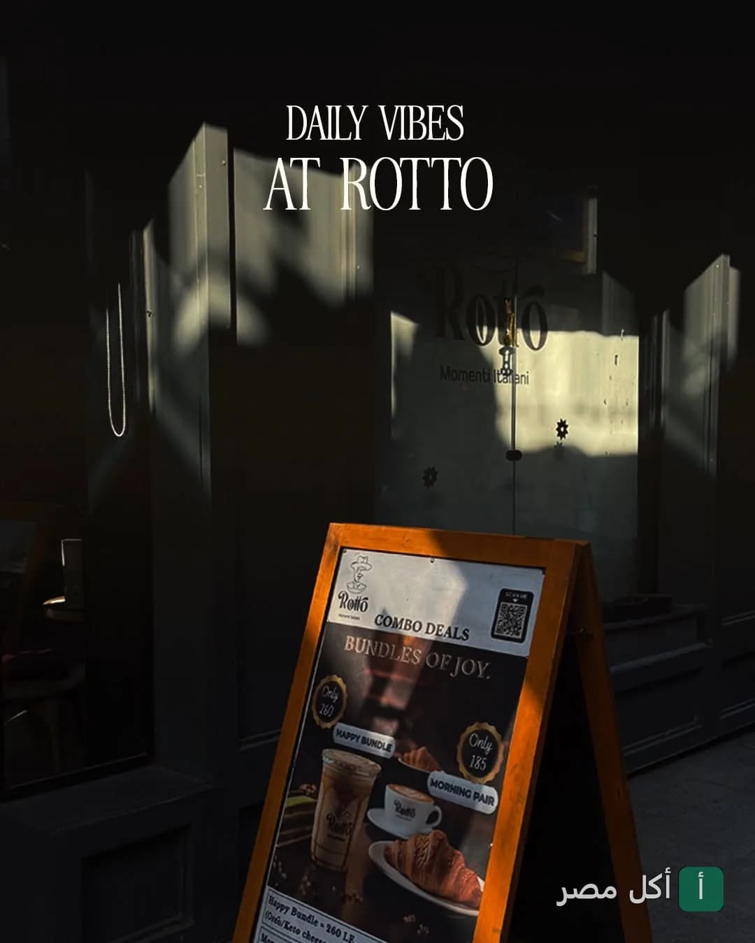 لوحة عرض خشبية أمام روتو كوفي آند بيكري في الزمالك تعرض عروض القهوة والمخبوزات.