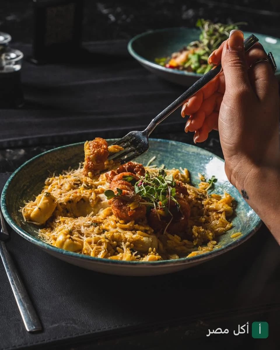 طبق أرز بالجمبري مزين بالأعشاب في مطعم كازان بالزمالك.