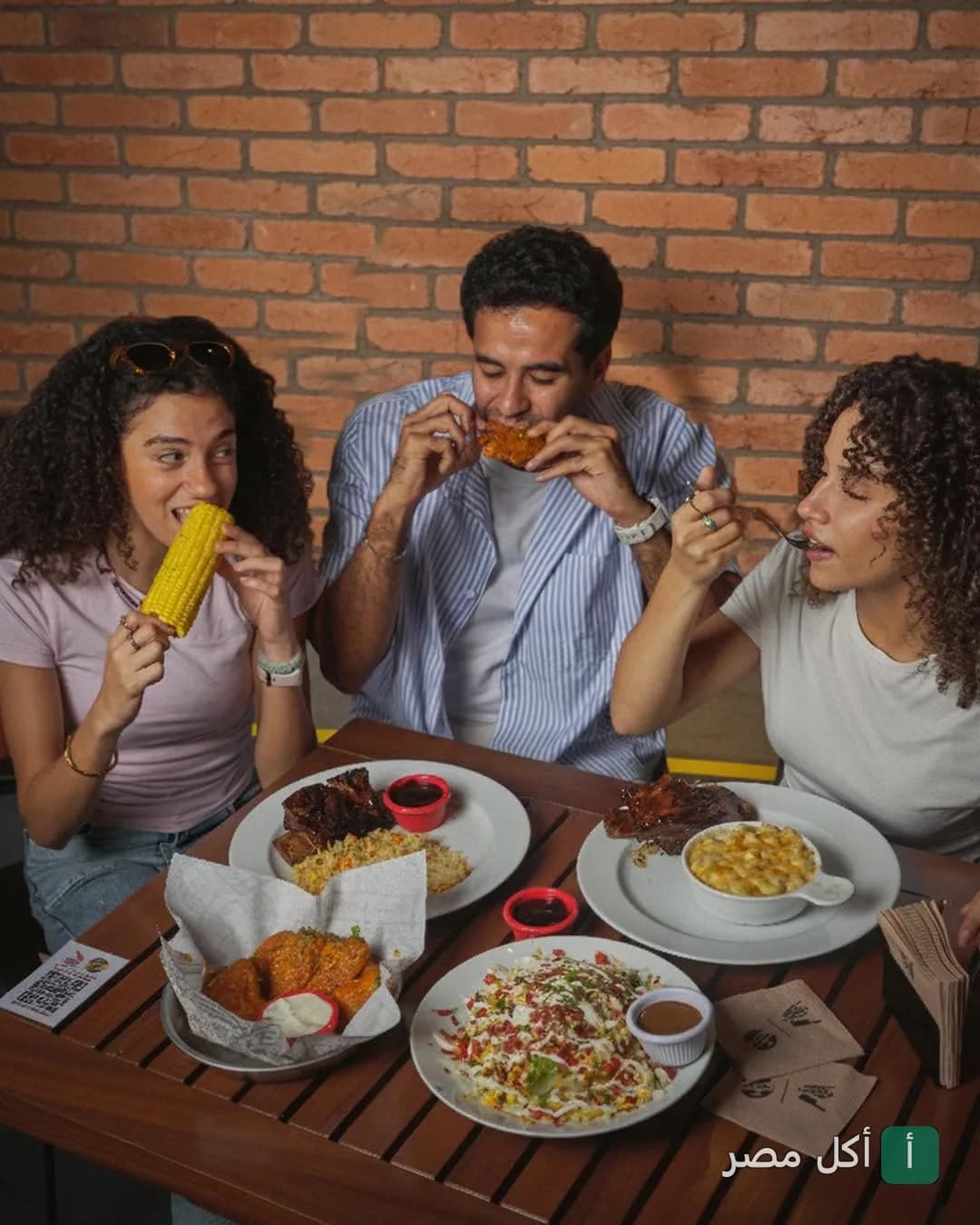 مجموعة أصدقاء يستمتعون بتناول وجبات متنوعة في مطعم بوتشرز برجر بالزمالك.