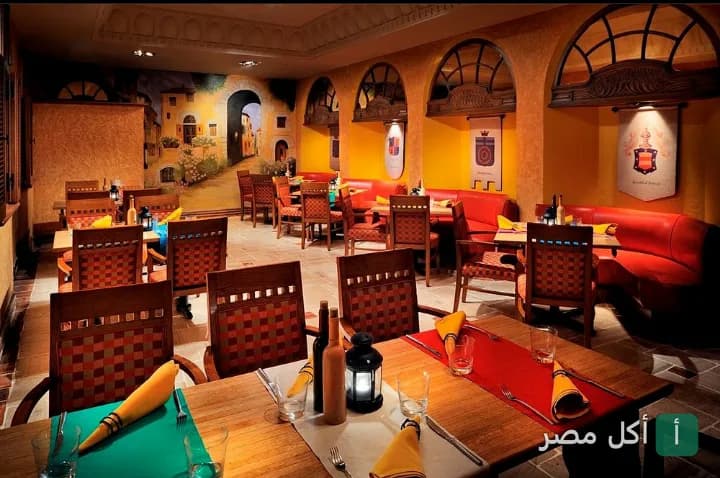 ديكور داخلي دافئ لمطعم توسكاني في الزمالك مع طاولات خشبية وأجواء مريحة.