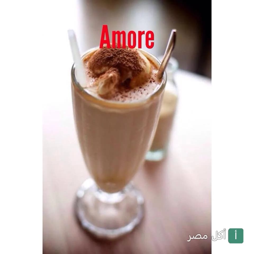 كوب قهوة مثلجة مغطى بآيس كريم ومسحوق الكاكاو في أمور كافيه بالزمالك.