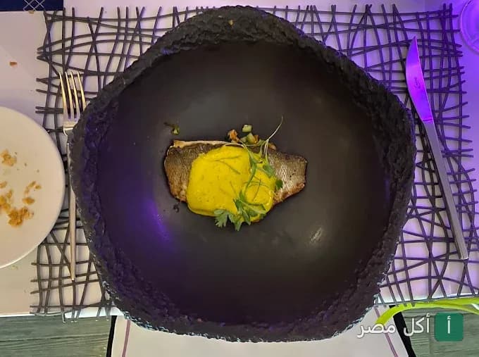 طبق سمك بصوص أصفر في مطعم لو ديك بالزمالك، القاهرة.