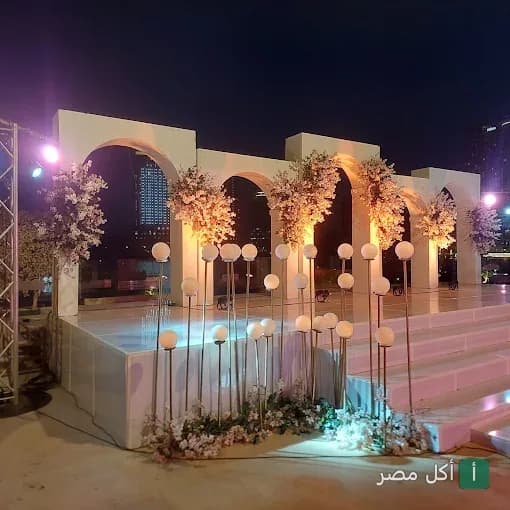 ديكورات خارجية مضيئة ومنصة احتفالات في مطعم لو ديك بالزمالك، القاهرة.