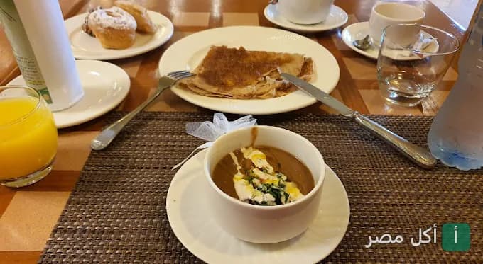 مائدة إفطار متنوعة تضم طبق شوربة، كريب، ومخبوزات في مطعم إسبلاناد بمصر الجديدة.