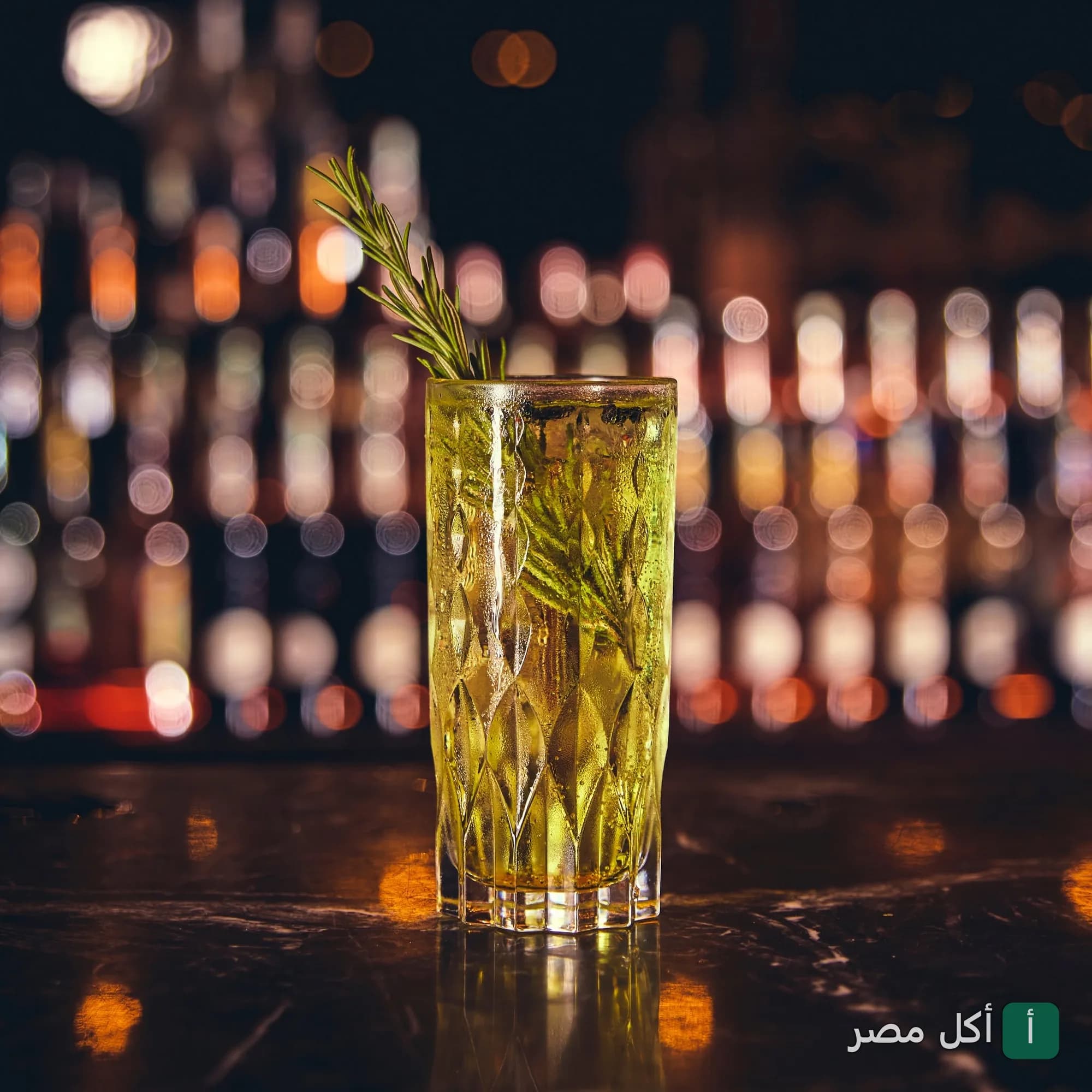 مشروب بارد مزين بغصن إكليل الجبل في مطعم إسكوبار بالقاهرة