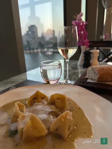 طبق باستا محشوة بصوص كريمي على طاولة في مطعم لا زيسا ببولاق مع إطلالة على النيل.