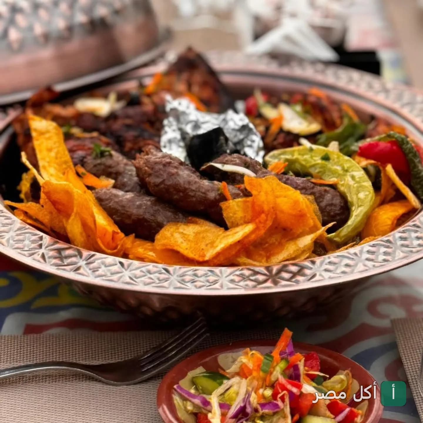طبق مشويات شرقي متنوع مع البطاطس المحمرة في مطعم بنت السلطان بالقاهرة