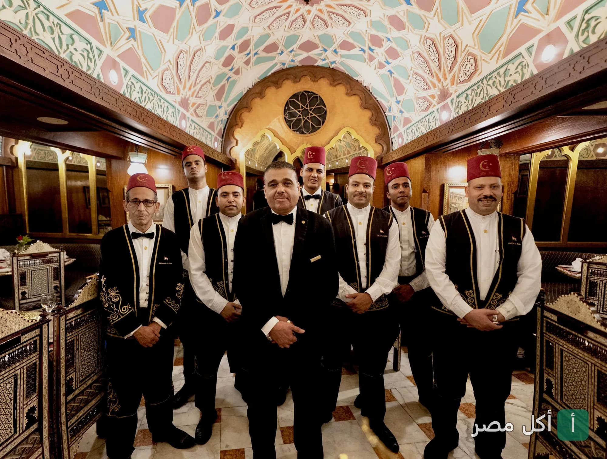 طاقم عمل مقهى نجيب محفوظ يرتدون الزي التقليدي داخل المقهى في خان الخليلي بالقاهرة.