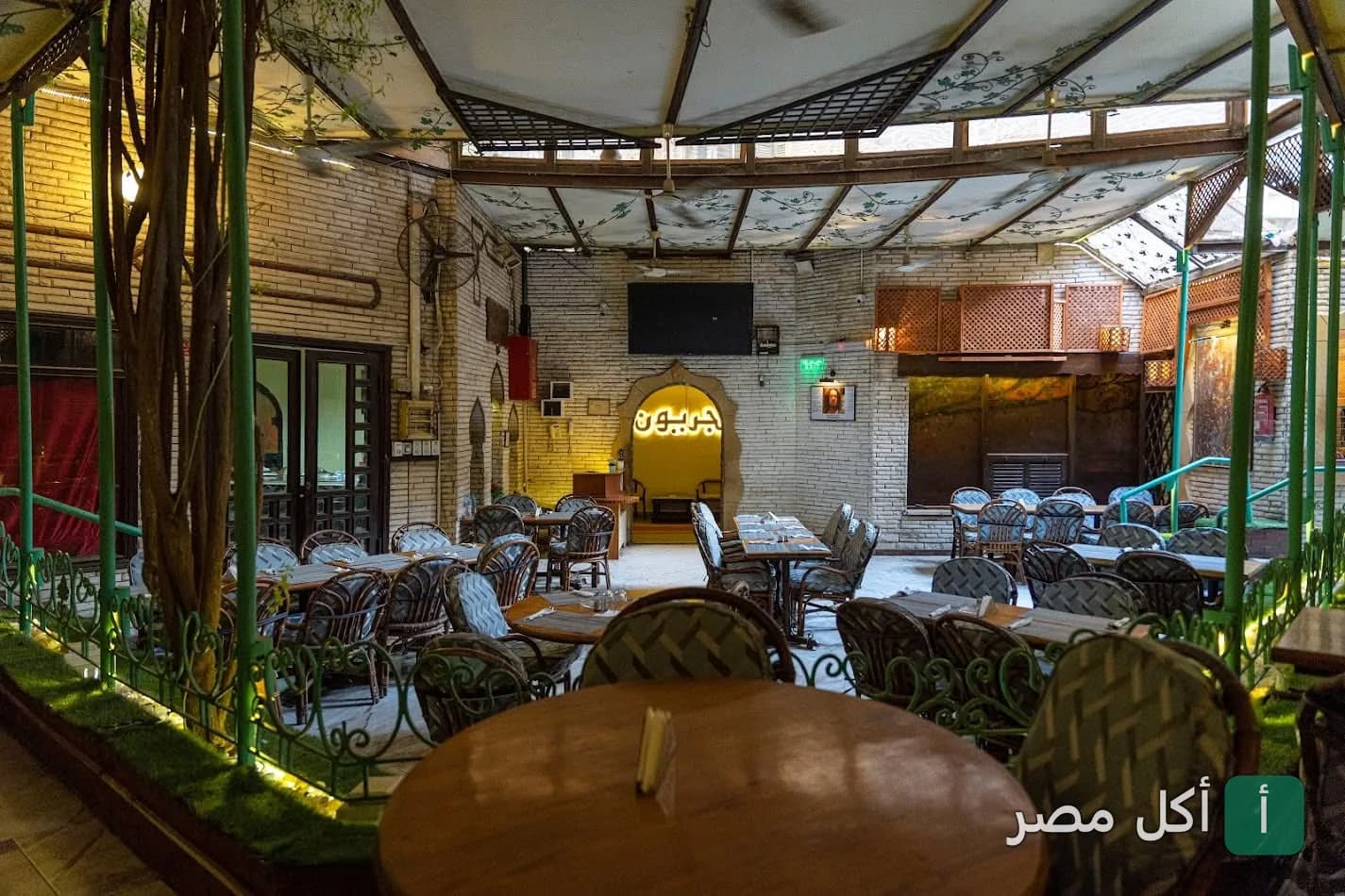 جلسات خارجية في مطعم وحديقة الجريون بالقاهرة مع ديكور كلاسيكي وأشجار