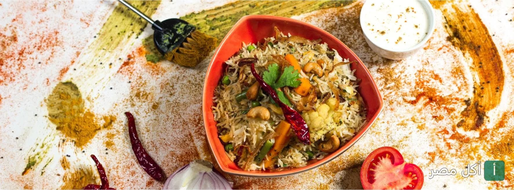 طبق أرز برياني هندي في مطعم اينديرا بمصر الجديدة، يقدم مع صوص الزبادي وتوابل هندية.