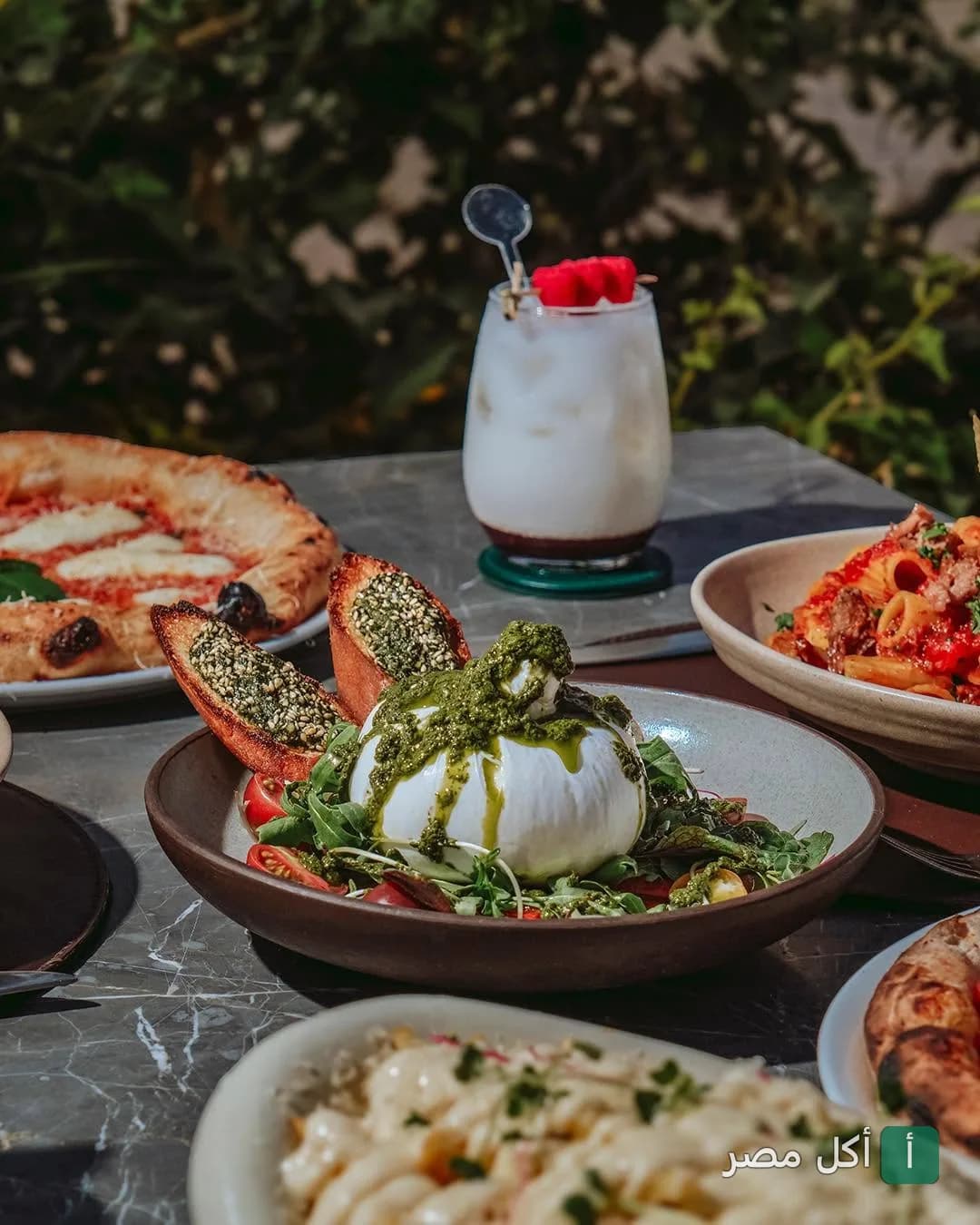 طبق بوراتا مع صوص البيستو وخبز محمص في مطعم إزمير سراي بالقاهرة الجديدة.