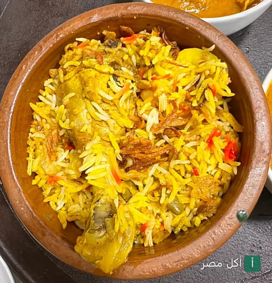 طبق برياني دجاج هندي أصيل في وعاء فخاري بمطعم إندو-بانجلا في المنيل بالقاهرة.