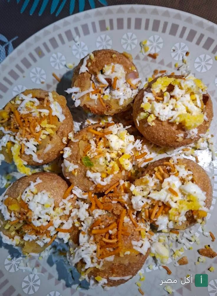 طبق باني بوري محشو بالبطاطس ومغطى بقطع البيض المسلوق والشعيرية في مطعم إندو-بانجلا بالمنيل.
