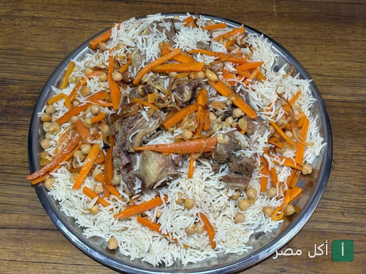 طبق أرز بسمتي مع اللحم والجزر والحمص في مطعم إندو-بانجلا بالمنيل.