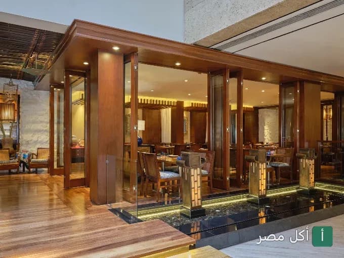 ديكورات خشبية أنيقة وتصميم داخلي لمطعم البيرد كيج في قصر الدوبارة بالقاهرة.