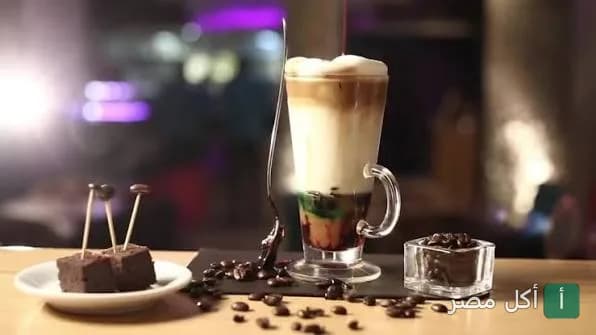 كوب قهوة لاتيه بطبقات مع قطع براونيز في مطعم ومقهى ستوريا بمدينة نصر.