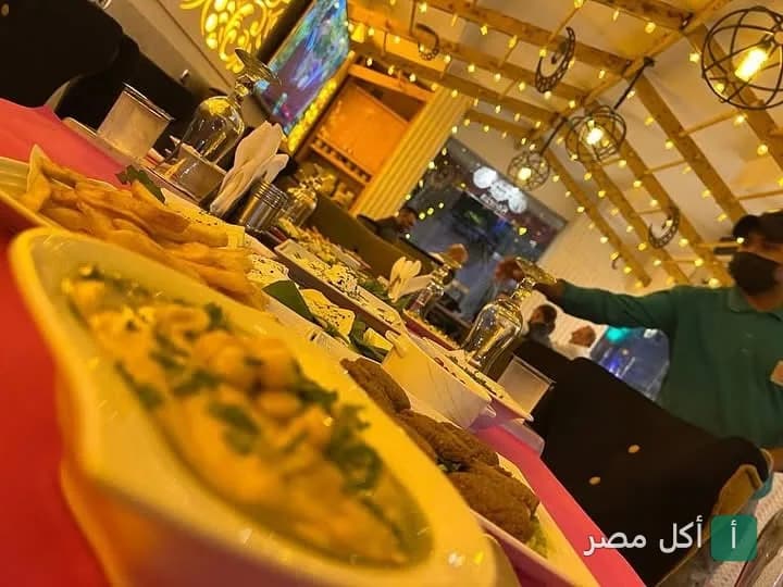 مائدة طعام متنوعة في مطعم ومقهي ستوريا بمدينة نصر، القاهرة.