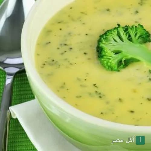 طبق شوربة بروكلي كريمية في مطعم ستوريا بمدينة نصر