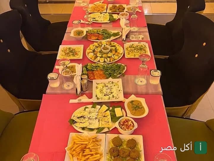 سفرة فطور شرقي متنوعة في مطعم ومقهى ستوريا بمدينة نصر.