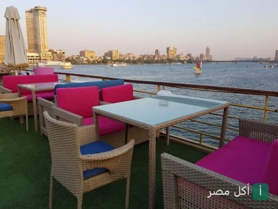 جلسة خارجية في مطعم كايرو سكاي تطل مباشرة على نهر النيل في القاهرة.