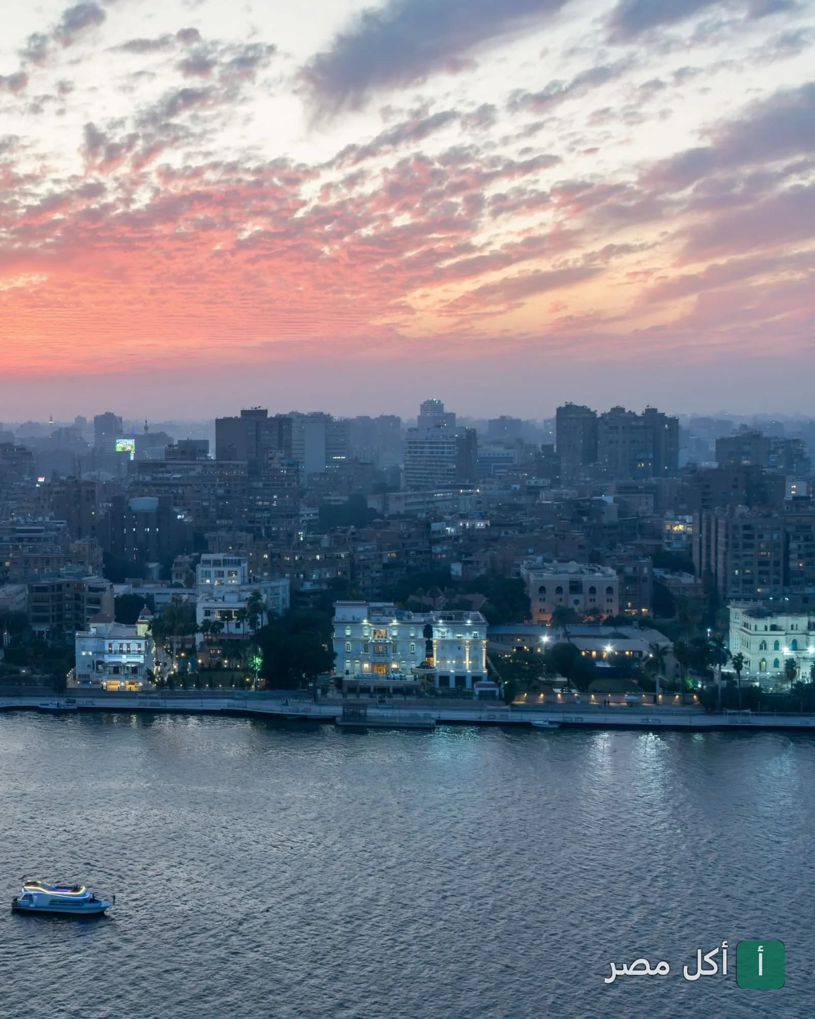 إطلالة بانورامية لغروب الشمس فوق نهر النيل من مطعم جايدا نايل تراس بالقاهرة.