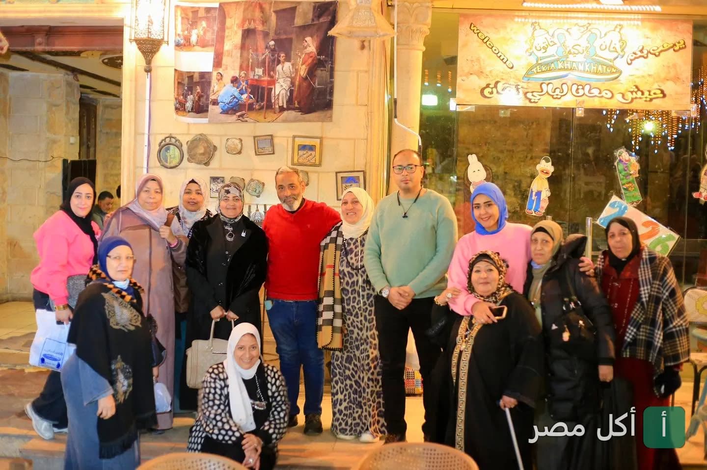مجموعة من الزوار أمام واجهة مطعم ومقهى تكية خان خاتون في منطقة الدرب الأحمر بالقاهرة.