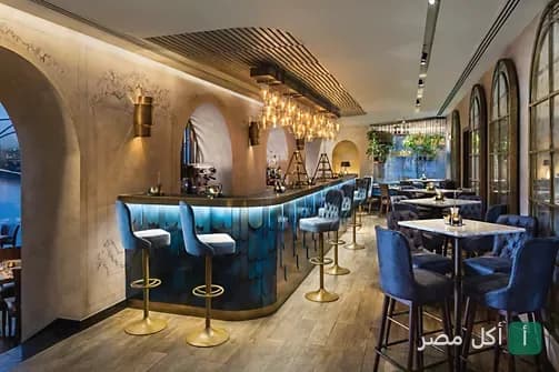 تصميم داخلي أنيق لمطعم لوليفيتو في بولاق، يظهر منطقة البار مع كراسي مرتفعة وإضاءة دافئة.