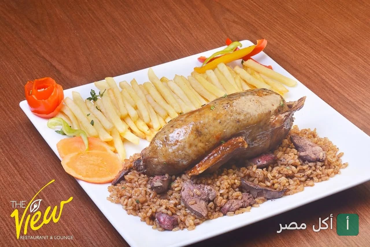 طبق حمام محشي بالأرز والكبدة مع بطاطس مقلية في مطعم ذا فيو بالقاهرة
