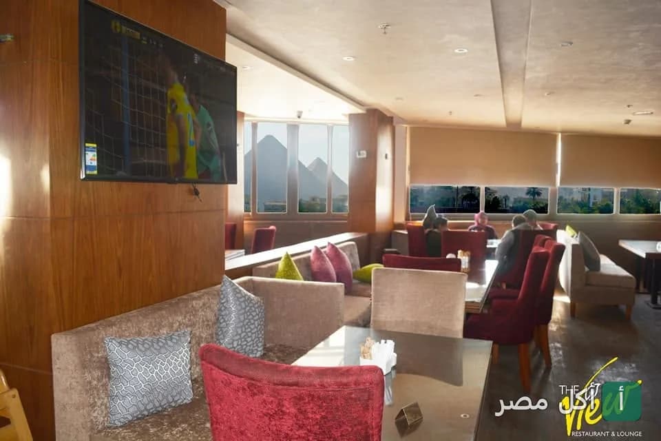 قعدة مريحة في مطعم ذا فيو بالقاهرة مع إطلالة مباشرة على الأهرامات.