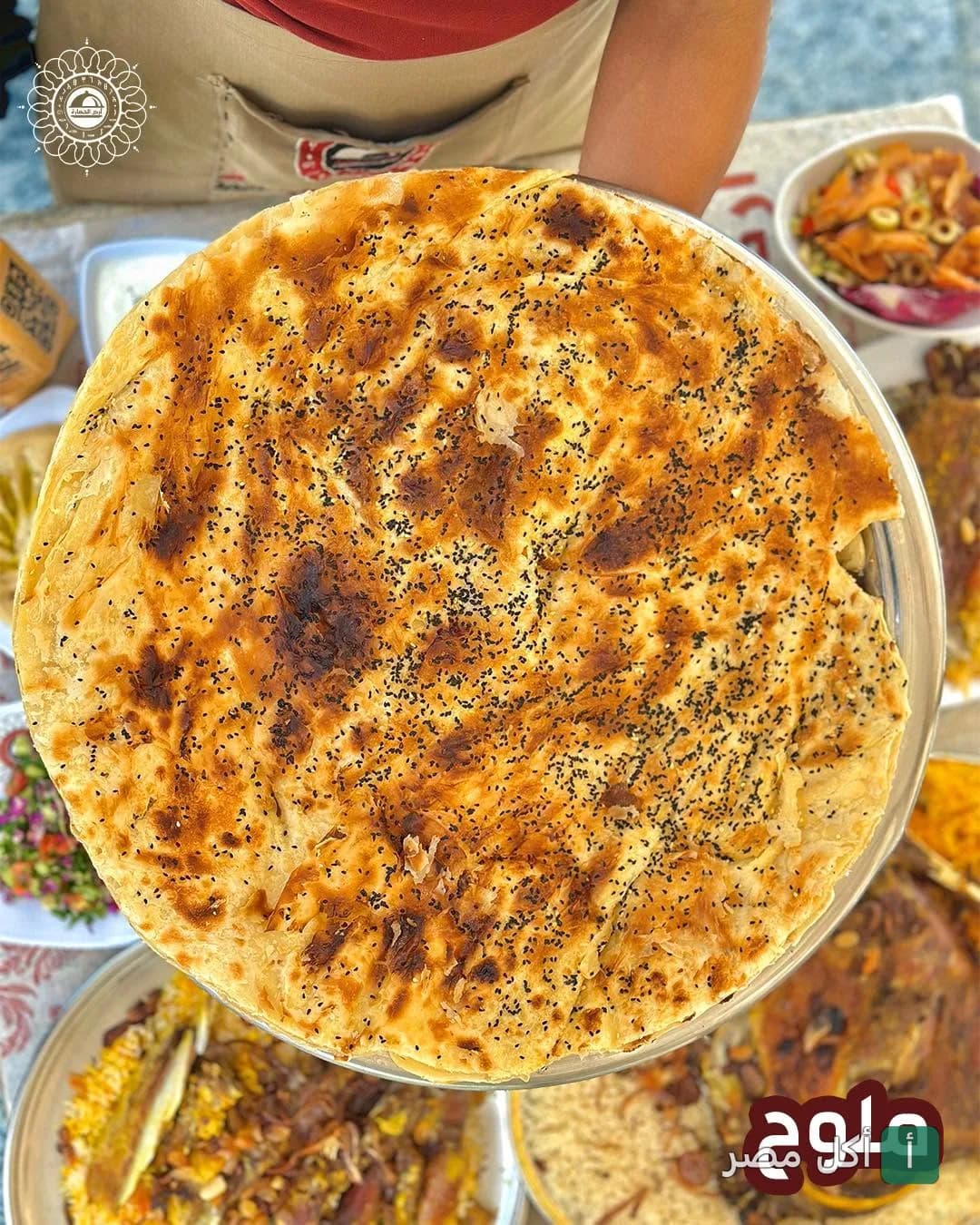 طبق فطير مشلتت محمر ومزين بحبة البركة في مطعم أرض الحضارة بالمنيل الغربي.