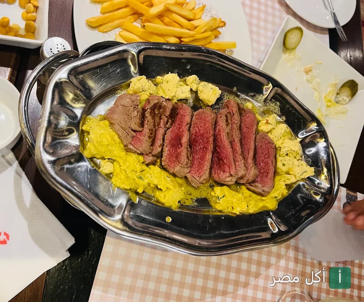 طبق ستيك لحم مشوي مع صوص الزبدة في مطعم لا تشيزا بوسط البلد، القاهرة.
