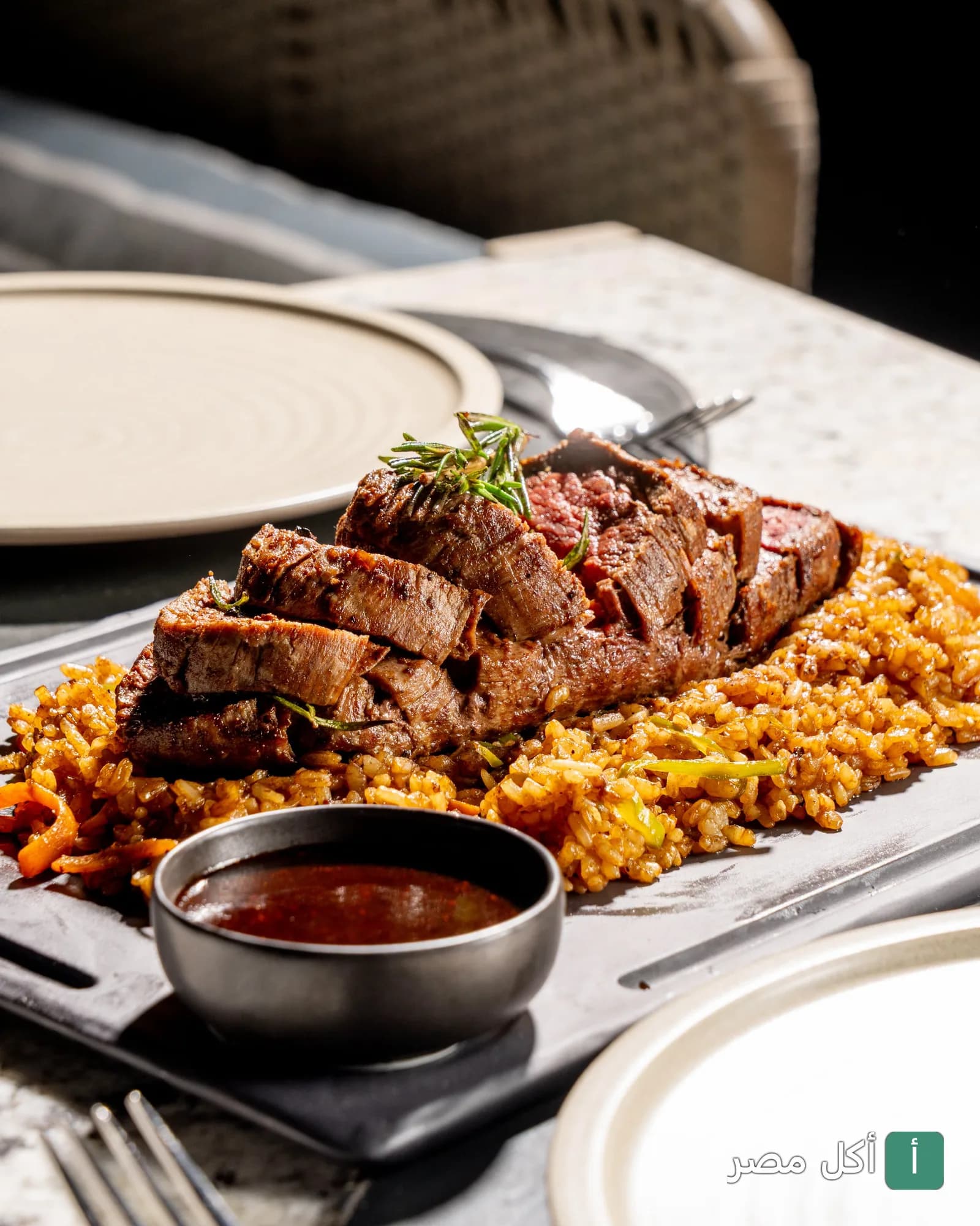 طبق ستيك مشوي مع الأرز في مطعم كارلوز بوايت باي ووترواي