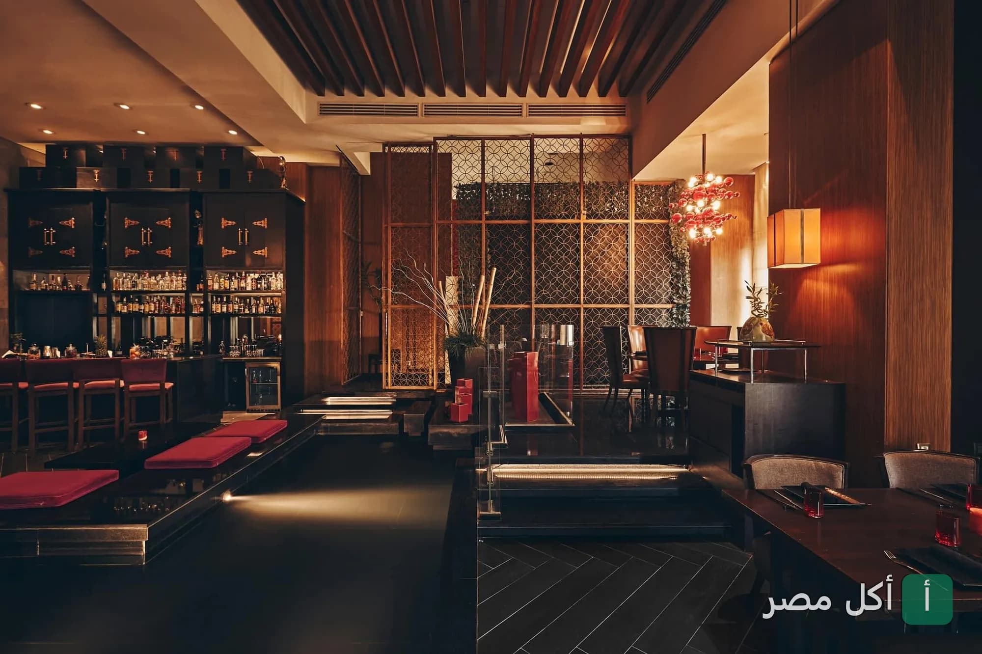 ديكور داخلي فخم لمطعم كامالا في بولاق، القاهرة، يظهر منطقة البار وتصميمات خشبية أنيقة.