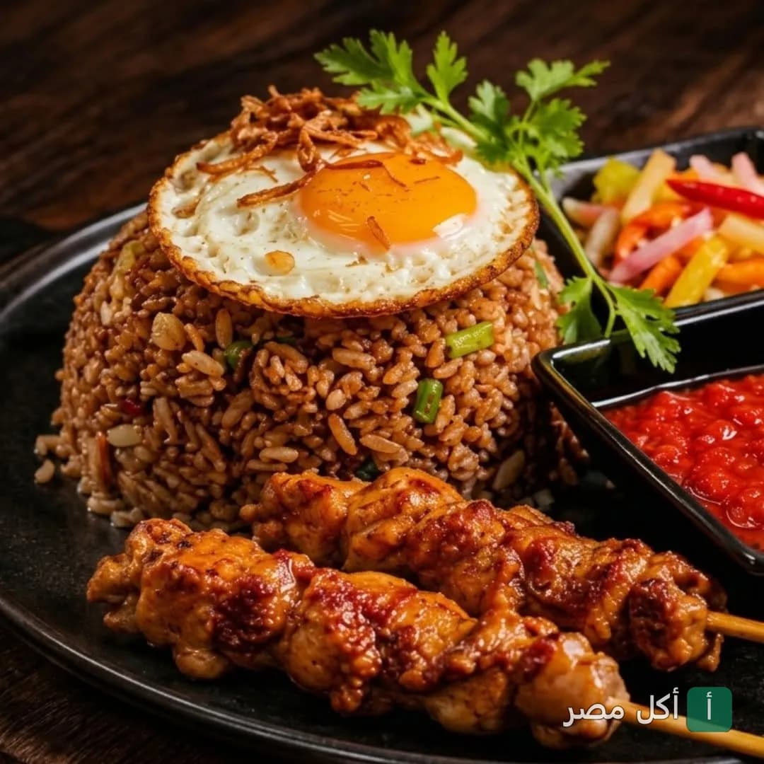 طبق أرز مقلي مع بيض مقلي وأسياخ دجاج مشوية في مطعم كامالا ببولاق القاهرة.