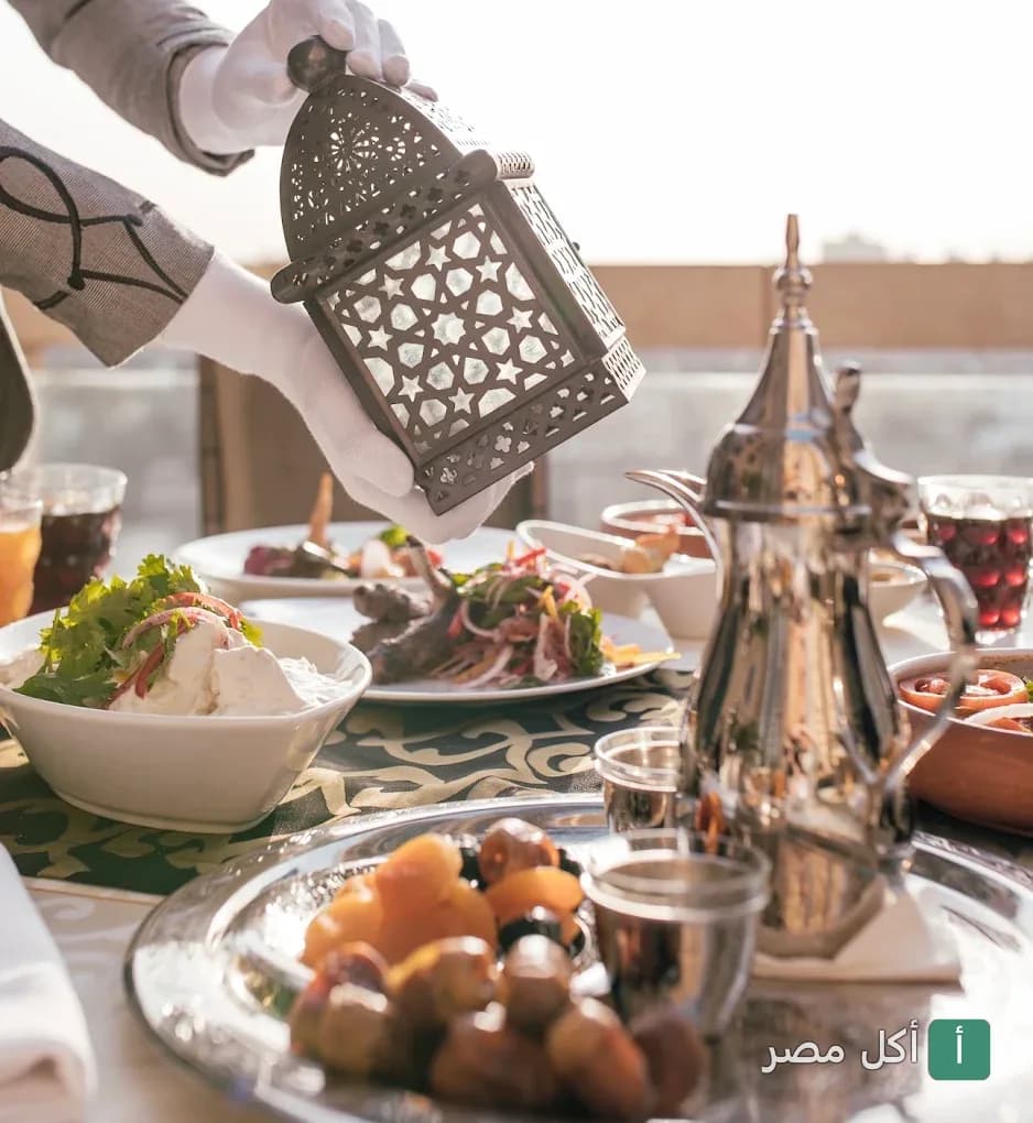 فانوس رمضان على مائدة إفطار شرقية في مطعم سيروكو بالقاهرة.