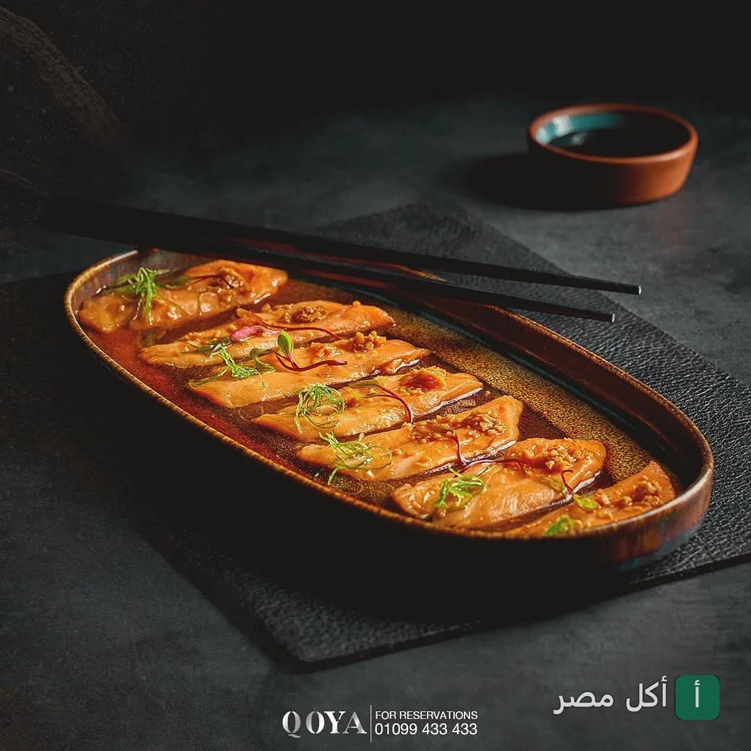 طبق شرائح سلمون بصوص الصويا في مطعم قويا بالقاهرة.