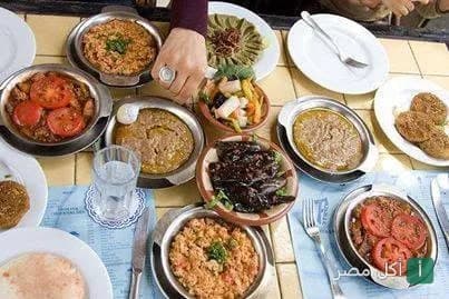 سفرة مليانة أطباق متنوعة من أكل فلفلة إكسبريس في باب اللوق بالقاهرة.